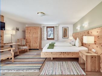 Zirbenzimmer im Biohotel Stillebach in Tirol