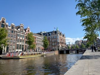 Blick auf Doelensluis Turfmarkt in Amsterdam