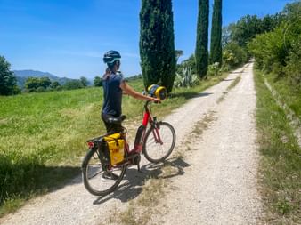 Radlerin schiebt rotes Leihrad