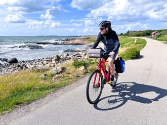 Radfahrer auf Küstenradweg in Varberg