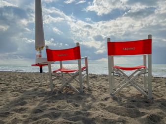 Rote Sessel am Strand