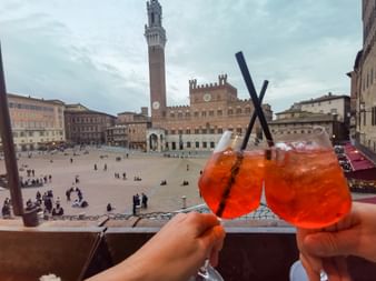 Aperol mit Piazza del Campo in Siena im Hintergrund