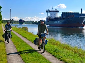 Cyclists on the Weser