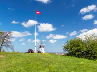 Windmühle und Dänische Flagge in Dybbol