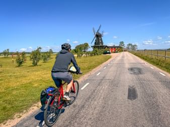 Radfahrer blickt auf Windmühle in Särdal