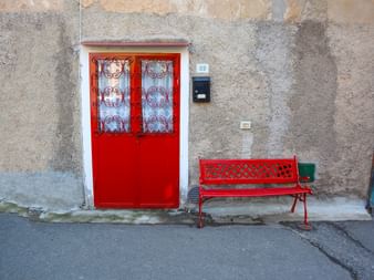 rote Haustür in Bolgerhi