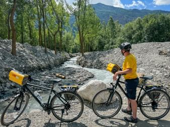 Cyclist stops at torrent in Vinschgau