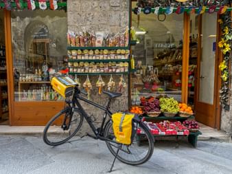 Leihrad Plus vor Geschäft in Siena