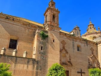 Seitenansicht einer imposanten andalusischen Kirche