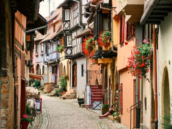 Malerische Gasse mit Fachwerkhäusern durch Eguisheim