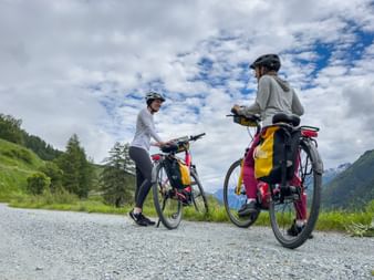 Two active holidaymakers with rental bikes in Lavin
