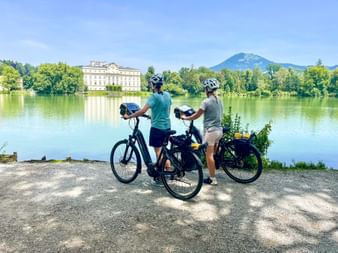 Cycle break in Hellbrunn with a view of Leopoldskron