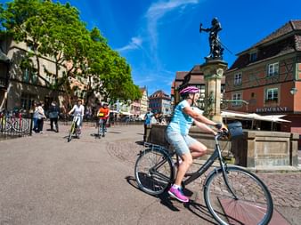 Radfahrer am Brunnen in Colmar