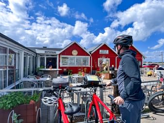 Radpause bei Hafenrestaurant in Träslövsläge