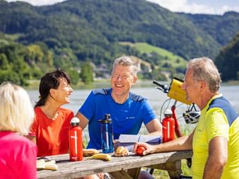 Radfahrer machen Pause an der Donau