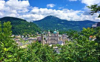 Blick auf Salzburg mit Bäumen im Vordergrund