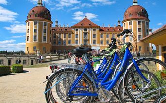 Fahrräder vor Schloss in Dresden