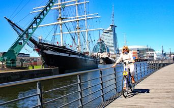 Radfahrerin im Hafen in Bremerhaven