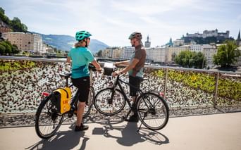 Cycle break at the Marco-Feingold-Steg in Salzburg