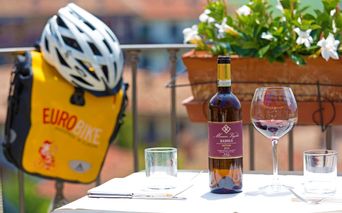 Piemont Sternfahrt Pause mit genüsslichem Wein