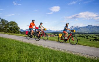Cyclists in Aidling on Lake Riegsee