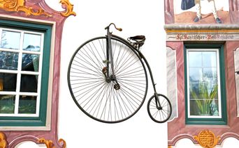 Altes Fahrrad aus dem 18 Jahrhundert als Wanddeko Gasthof Post Wallgau