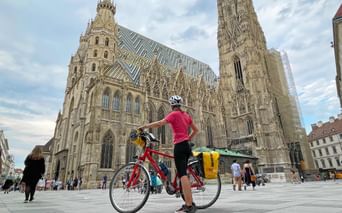 Radlerin am Stephansdom in Wien
