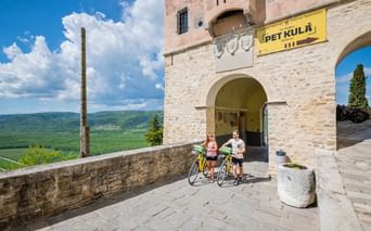 Radfahrer am Torbogen