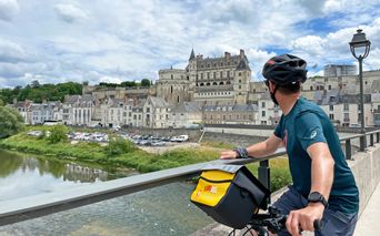 Radfahrer blickt von der Brücke auf Amboise