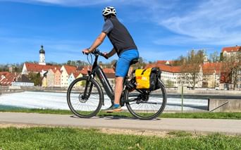 Radfahrer am Uferweg in Landsberg am Lech