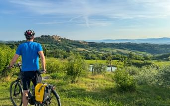 Radfahrer genießt die Aussicht in Montepulciano