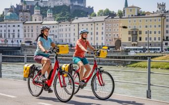Cyclists on the cycle path along the Salzach in Salzburg