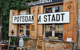 Potsdam Stadt Schild vor einem Laden