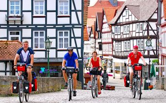 Radfahrer in der Altstadt von Melsungen