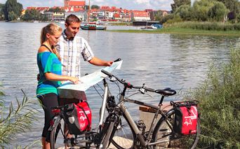 Radfahrer beim Karten lesen auf der Tour Mecklenburger Seenplatte