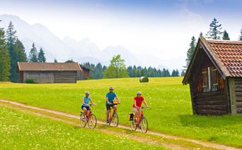 Radfahrer auf dem Radweg durch das grüne Werdenfelser Land