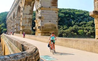 Cyclists on the Pont du Gard