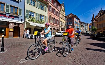 Radlergruppe fahren durch die wunderschöne Altstadt Colmars