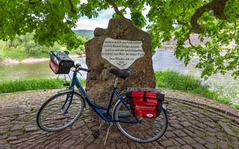 Blaues Fahrrad vor dem Weserstein