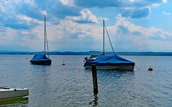 Abgedeckte Segelboote am Starnberger See