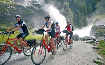 Radfahrer vor Wasserfall