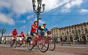 Gruppe Radfahrer auf der Piazza Vittorio Veneto in Turin