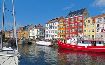 Bunte Häuser und Boote im Nyhavn in Kopenhagen