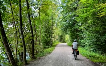 Radfahrer am Flussufer