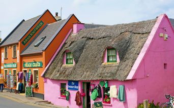 Rosa und orange Häuser in Doolin