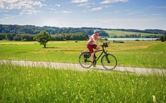 Radfahrerin in der Natur