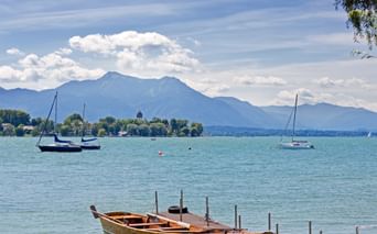 Chiemsee Ufer mit Booten