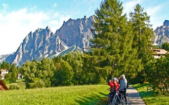 Radfahrer vor den Dolomiten