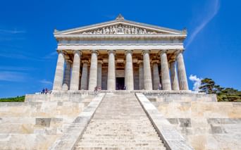 Walhalla-Gedenkstätte mit klassischer griechischer Tempelarchitektur, weißen Säulen und dreieckigem Giebel, erreichbar über breite Steintreppen.