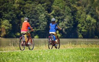 Radfahrer am Flussufer